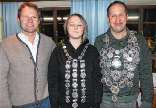 Freuen sich über die Königswürde: Franziska Kiefl und Franz Zwirglmaier (rechts) mit Vorstand Hans Haider.Foto fim