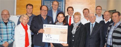 Frohe Gesichter bei den Mitwirkenden. Unser Foto zeigt (von links): Josef Sahlstorfer (Aktionsgemeinschaft Handel und Handwerk), Renate Otterbach (Abteilung Fußball, Organisatorin der Aktion), Jan Hoffmann (Schwimmen), Willi Engelmann (Aktionsgemeinschaft Handel und Handwerk), Kai Röpke (VfL-Vorsitzender), Sabine Kirr (VfL-Jugendleiterin), Michael Assmann (Sparkasse), Inge Schnabl (Tennis), Hubert Kamrad (VfL-Geschäftsführer), Wolfgang Schäftl- maier (Industriegemeinschaft Waldkraiburg-Aschau), Dr. Andreas Holzapfel (Gewerbeverband), Wolfgang Veigl (Eiskunstlauf), Fritz Stamp (Handball).Foto hg