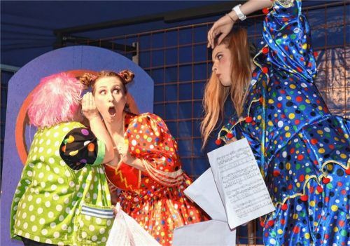 Führt kindgerecht durch Musikproduktionen: Clown Pepina (links), hier in der Inszenierung „Der Freischütz für Kinder“. Foto Richter