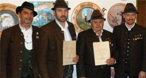 Für ihre langjährigen Verdienste um den Verein und ihre aktive Mitgliedschaft bei den Thomasschützen Frasdorf überreichten Gauschützenmeister Bernhard Brehmer (links) und Schützenmeister Richard Voggenauer (rechts) die Ehrenzeichen mit Urkunde des DSB und des BSSB an Christian Schlosser (25 Jahre) und Günter Gebauer (50 Jahre). Foto reh