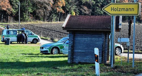 Fundort: Am diesem Waldrand bei Schnaitsee haben spielende Kinder eine Frauenleiche entdeckt. Foto  eß