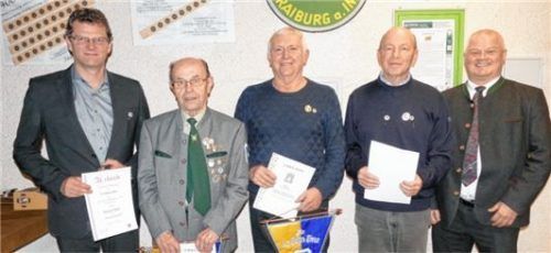 Gauschützenmeister Erich Jungwirth (von rechts) mit den Geehrten der Schützengilde: Wolfgang Petschner, Erwin Lang, Walter Tauber und Reinhard Priller.Fotos  bac