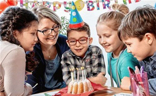 Geburtstagsfeier mit den besten Freunden: Jetzt noch schnell die Kerzen auspusten und dann startet die spannende Detektivparty. Foto Foto: djd/Pilot Pen