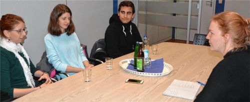 Gedanken zu Heiligabend: Carina, Johanna und Justin im Gespräch mit OVB-Volontärin Anna Heise.Fotos Rassow