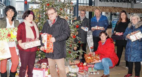 Gestern holten Mitglieder des SPD-Ortsvereins die Weihnachtspäckchen ein, um sie in den nächsten Tagen auszufahren und bedürftige Kinder und Senioren in Waldkraiburg eine Freude zu machen.Foto  hg