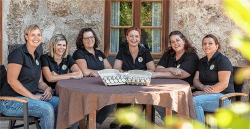 Gitti Riedl (Vierte von links) mit ihrem Team und den „Gackerln“ im Vordergrund: Für ihre Geschäftsidee mit dem selbstgemachten Eierlikör in origineller Verpackung erhielt sie den dritten Platz beim Meggle-Gründerpreis. Foto re