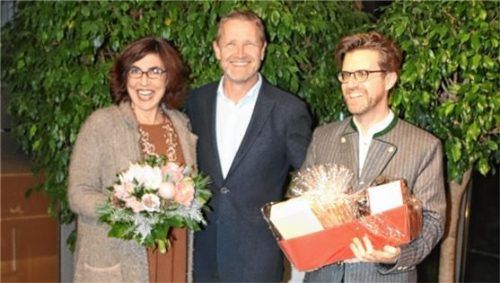 Glückwünsche zur Buchpräsentation: Bürgermeister Rainer Auer mit Autor und Heimatpfleger Karl Mair (rechts) und dessen Frau Monika Mair-Hauser.