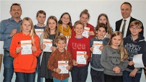 Gratulierten zum Sportabzeichen: Organisator Thomas Irgmeier (hinten links) und Bürgermeister Robert Pötzsch (rechts), der vielleicht im nächsten Jahr selbst mitmacht.