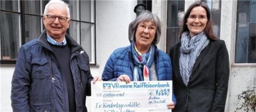 Große Freude bei der Leiterin vom Käthe-Luther-Kindergarten, Cornelia Cordes-Jakobskötter (Mitte), und Pfarrerin Anita Leonhardt. Wolfgang Schäftlmeier überreichte einen Scheck über 1000 Euro. Auch die Kita Maria Schutz und der Kindergarten in Aschau bekamen jeweils diese Summe.