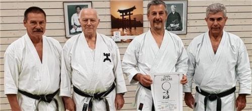 Große Meister unter sich. Unser Bild zeigt Adnan Akgün (2. von rechts) mit (von links) Lothar Ratschke (8. Dan), Fritz Nöppel (10. Dan) und Fritz Oblinger (8. Dan).Foto