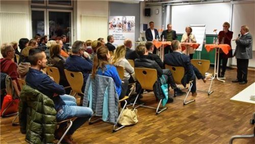 Gut besucht war die Podiumsdiskussion zum Thema „Studium oder Beruf?“, moderiert von OVB-Redakteurin Sigrid Knothe.Foto re