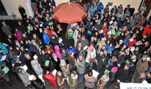 Gut gelaunter Chor mit Stimmgewalt aus 250 Kehlen: Die Teilnehmer des OVB-Weihnachtssingens. Fotos Schlecker