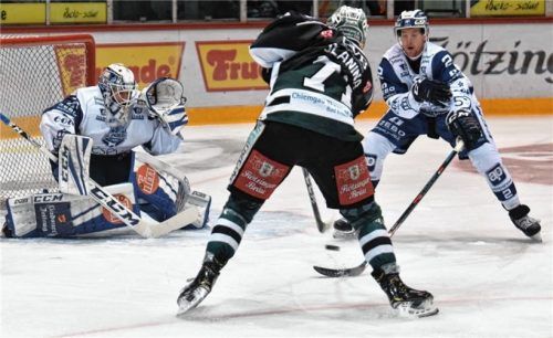 Gute Chancen, guten Schusspositionen, aber zu wenig Tore: Die Stürmer der Starbulls Rosenheim (auf dem Bild Robin Slanina) erzielten gegen Lindau nur vier Tore in zwei Spielen. Foto  Ziegler