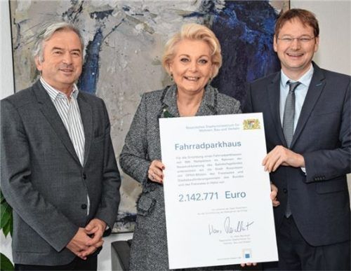 Gute Nachricht: Verkehrsminister Dr. Hans Reichhart (CSU, rechts) überbringt den Förderbescheid und übergibt ihm Oberbürgermeisterin Gabriele Bauer (CSU) und dem Baudezernenten Helmut Cybulska.Foto trux