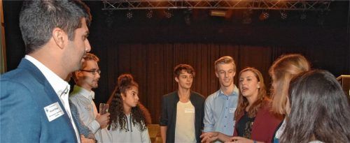 Gute Unterhaltung: Stadtjugendring-Vorsitzender Abuzar Erdogan (links) und seine Stellvertreterin Sonja Gintenreiter (Dritte von rechts) sprechen mit einigen der jungen Gäste. Foto Schlecker