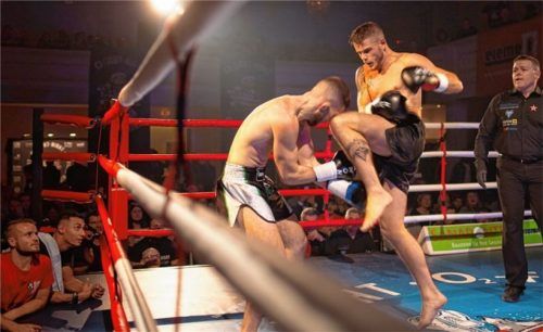 Der Höhepunkt von der Vorjahres-Veranstaltung: Der harte Fight um die deutsche Meisterschaft zwischen dem späteren Sieger Mario Kornhass (rechts), der einen Treffer am Kopf seines Gegners Marvin Hell landete. Foto  ar photography