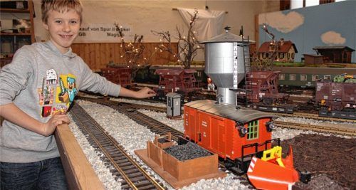 Hat sich bei seinem Opa Werner mit dem Eisenbahner-Virus angesteckt: Manuel Hübner mit der Spur-2-Anlage.Foto  kla