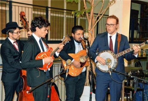 Heimspiel im Foyer: „Johnny and the Yooahoos“ mit Johnny und Bastian Schuhbeck, Bernie Huber und Jonas Kollenda kommen alle aus Mühldorf.Fotos gka