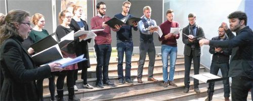 Hochkonzentriert sangen die 15 Sänger der Camerata Vocale München im TU-Foyer und ernteten große Sympathie. Foto Janka