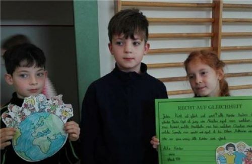 Ihre Rechte brachten die Schülerinnen und Schüler der Mangfallschule zu Papier.Foto re