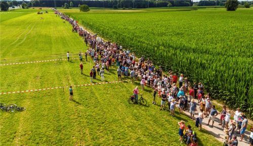 Im Juli protestierten in Rohrdorf rund 2500 Menschen gegen den Neubau von Bahntrassen.Foto  Thomae