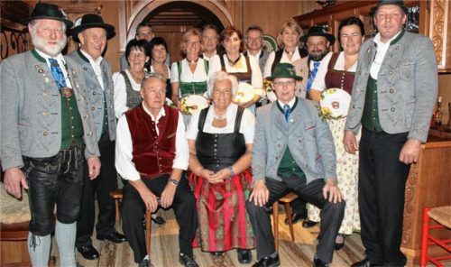 Im Rahmen einer Feierstunde wurden von der Jahreshauptversammlung zahlreiche Jubilare, so auch die Eheschließungen vom Trachtenvorstand Sepp Schober (links) geehrt. Im Jahr 2018 begingen Anna und Peter Kotte (erste Reihen sitzend) ihre Goldhochzeit.Foto stv