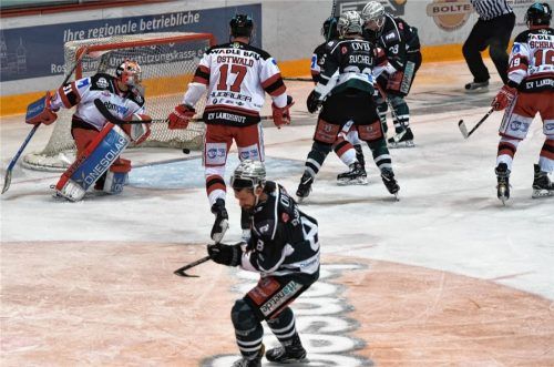 Im Vordergrund ärgerte sich Tobias Draxinger noch, dass sein Schuss nur am Pfosten landete, doch vom Kopf von Dusan Frosch (rechts hinten) sprang der Puck über die Linie. Foto Ziegler