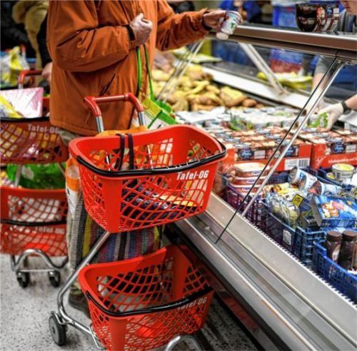 Immer mehr Menschen sind in Not. Oft haben sie nur sehr wenig Geld und sind auf die Angebote der Tafeln angewiesen. Dort bekommen sie Lebensmittel ganz billig. Foto  dpa