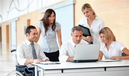 In der modernen Arbeitswelt müssen Chefs und Mitarbeiter ganz anders miteinander umgehen als früher: Arbeiten auf Augenhöhe, so lautet das neue Motto. Foto  djd/randstad/thx