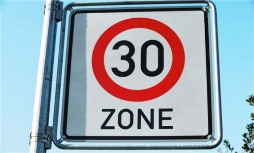 In einer 30er-Zone darf man nicht schneller als 30 fahren. Am Steinbach in Aschau sind es oft Anwohner, die doch lieber 40 fahren.Foto dpa