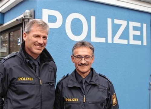 Jeder in Waldkraiburg kennt ihn: Verkehrsexperten Josef Streck (rechts). Nach 40 Jahren bei der PI Waldkraiburg geht er demnächst in Ruhestand und übergibt sein Ressort an Erich Gottwald.Foto kla