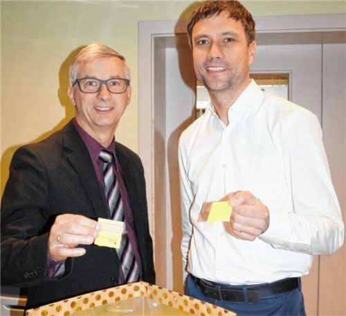 Johannes Kessner (rechts) und Josef Sieghart zogen gestern bei der Weihnachtstombola für die VfL-Jugendarbeit die nächsten Nummern, für die es attraktive Preise gibt.Foto hg