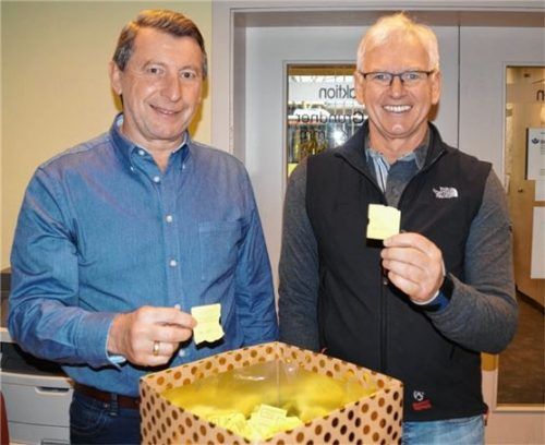 Jürgen Roller (links) und Adi Schäftlmaier haben gestern die beiden nächsten Gewinner ermittelt.Foto  hg
