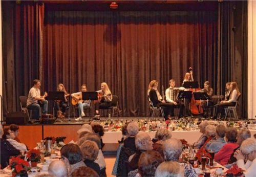 Junge Musikanten der Stadtsing- und Musikschule, begleitet von Günther Obermeier, gestalteten den besinnlichen Teil der Feier.Fotos Sedlbauer