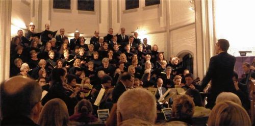 Klanggewaltig und ausdrucksstark: der Chor an der Erlöserkirche unter Leitung von Johannes Eppelein.Foto Füchtner