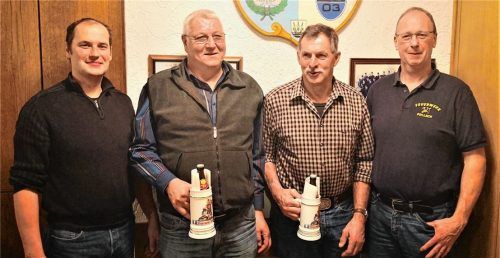 Kommandant Josef Hofmann, Josef Spielvogel, Jürgen Waldschütz und stellvertretender Kommandant Ernst Lange (von links) beim Abschiedsabend für die verdienten Feuerwehrkameraden.