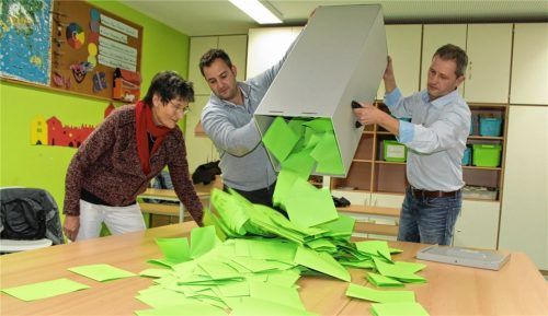 Kurz nach 18 Uhr begannen die Wahlhelfer (von links) Bärbel Bischoff, Christian Weyrich und Christian Mayerhofer gemeinsam mit weiteren Freiwilligen mit dem Auszählen. 45 Minuten später stand das Ergebnis fest. Die Gegner des interkommunalen Schwimmbad-Projektes haben den Bürgerentscheid mit sechs Stimmen Vorsprung für sich entschieden.Foto kla
