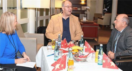 Landrat Wolfgang Berthaler (Mitte) im Exklusiv-Gespräch mit den OVB-Redakteuren Eva Lagler und Norbert Kotter. Foto re