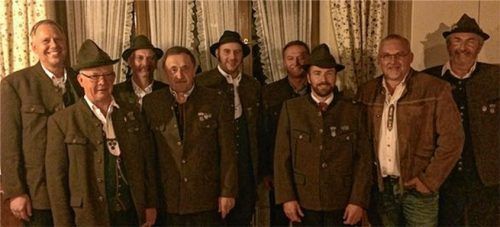 Lange Jahre dem Verein treu: die Geehrten Reinhard Frick (von links), Georg Huber, Thomas Heindl, Siegfried Kohnle, Franz Redl, Markus Kumberger, Herbert Brenner und Anton Fürg mit Schützenmeister Reinhold Bichlmeyer.Foto sel