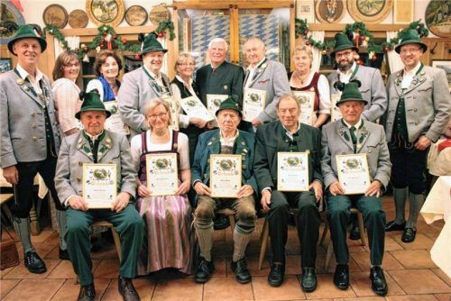 Langjährige Mitglieder geehrt (vorne von links) Toni Ablinger, Gerda Bachmann, Simon Bauer, Georg Zacher, Karl Haberstock, (hinten von links) Zweiter Vorsitzender Toni Anner, Uschi Pellkofer, Helga Ströcks, Rudi Ströcks, Agnes Schöffel, Eugen Schöffel, Andreas Schmid, Josefine Schmid, Peter Baumann und Vorsitzender Claus Reiter.Foto Rehberg