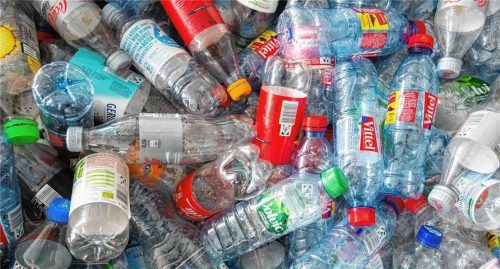 Leere Plastik-Flaschen: Viele davon sind bis dato nicht für das Mehrweg-Pfandsystem gedacht, werden nach Gebrauch also weggeworfen. Die EU will die Flut an Einweg-Plastik eindämmen und hat sich vorerst den Kampf gegen Einweg-Plastikgeschirr, Trinkhalme und Wattestäbchen auf die Fahnen geschrieben. Foto dpa
