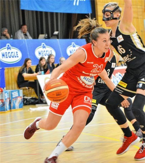 Locker vorbeigezogen: Svenja Brunckhorst gewann mit Wasserburg gegen Hannover 63:50. Foto  Hörndl