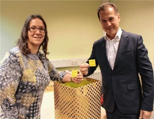 Machen wieder zwei Menschen glücklich: Martina Wimmer von der Kanzlei Holzapfel und Peter Rieder von der gleichnamigen Vermögen AG.Foto vk