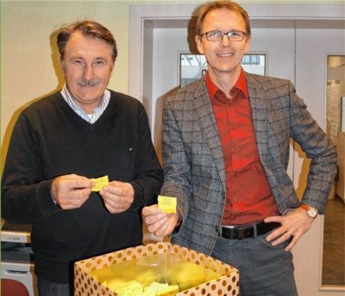 Machten zwei Gewinner glücklich: Herbert Heiml und Andreas Holzapfel, die gestern zwei Lose aus der Losbox fischten. Foto  hg