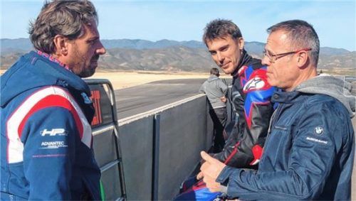 Markus Reiterberger (Mitte) im Gespräch mit Marc Bongers (links), dem Motorsport Direktor, und Shaun Muir (rechts), seinem Teamchef.Foto BMW Motorrad WorldSBK Team