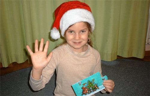 Matilda (6) wünscht zusammen mit allen Kindern vom Kindergarten Pusteblume in Großkaro „Frohe Weihnachten!“