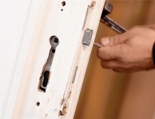 Meist benötigt der Experte eines Schlüsseldienstes nur wenige Minuten, bis er eine Tür geöffnet hat. Foto dpa