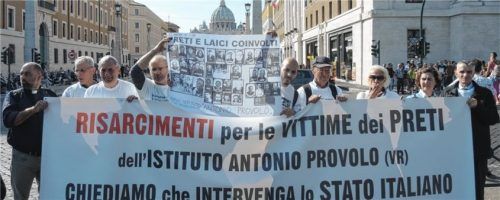 Missbrauchsopfer und deren Angehörige fordern im Vatikan Gerechtigkeit. Foto dpa