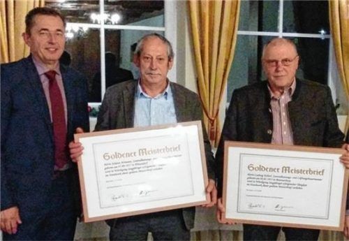 Mit dem goldenen Meisterbrief ehrt Präsident Michael Hilpert Johann Artmann und Ludwig Köberl (von links). Nicht auf dem Bild ist Franz Xaver Osterhammer. Foto re