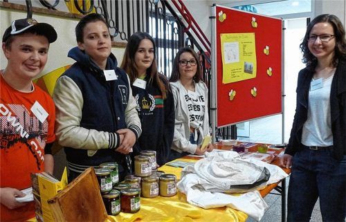 Mit einer Ausstellung hat die Förderschule das ambitionierte Umweltprojekt abgeschlossen. Das Bild zeigt Schulsozialarbeiterin Christine Marchner, die das Projekt koordinierte, mit vier Schülern, die sich besonders mit dem Thema Bienen auseinandersetzten. Sie gehören zu den 15 Jugendlichen, die mit einem Zertifikat für ihr großes Engagement ausgezeichnet wurden.Fotos  fis